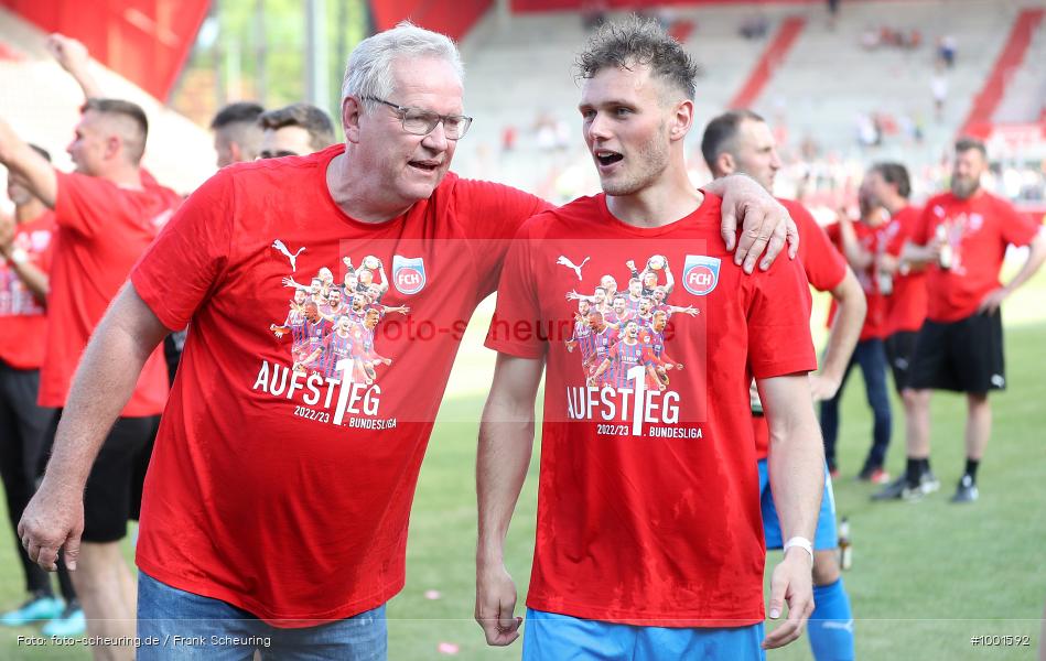 Zweite Liga, Zweite Bundesliga, Voetbal, Teamsport, Sport, Soccer, Regensburg, Saison 2022 2023, Profifußball, Männer, Mannschaftssport, Le Football, Herren, Germany, GER, Fußball, Futbol, Fussball, Fotball, Deutschland, DFL, DEU, Calcio, Jahnstadion, 2022/23, 2. Liga, 2. Fußball-Bundesliga, 2. FBL, 2. Bundesliga, 34. Spieltag, 1.FC, 1 FC Heidenheim 1846, SSV Jahn Regensburg - Bild-ID: 1001592 Zweite Liga, Zweite Bundesliga, Voetbal, Teamsport, Sport, Soccer, Regensburg, Saison 2022 2023, Profifußball, Männer, Mannschaftssport, Le Football, Herren, Germany, GER, Fußball, Futbol, Fussball, Fotball, Deutschland, DFL, DEU, Calcio, Jahnstadion, 2022/23, 2. Liga, 2. Fußball-Bundesliga, 2. FBL, 2. Bundesliga, 34. Spieltag, 1.FC, 1 FC Heidenheim 1846, SSV Jahn Regensburg - Bild-ID: 1001592