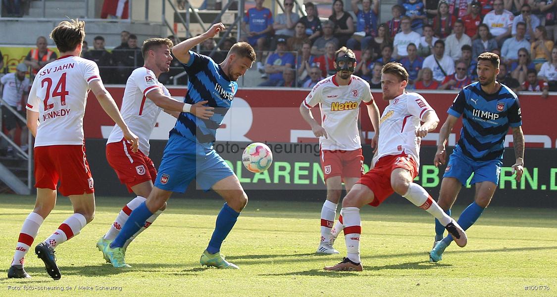 Zweite Liga, Zweite Bundesliga, Voetbal, Teamsport, Sport, Soccer, Regensburg, Saison 2022 2023, Profifußball, Männer, Mannschaftssport, Le Football, Herren, Germany, GER, Fußball, Futbol, Fussball, Fotball, Deutschland, DFL, DEU, Calcio, Jahnstadion, 2022/23, 2. Liga, 2. Fußball-Bundesliga, 2. FBL, 2. Bundesliga, 34. Spieltag, 1.FC, 1 FC Heidenheim 1846, SSV Jahn Regensburg - Bild-ID: 1001776 Zweite Liga, Zweite Bundesliga, Voetbal, Teamsport, Sport, Soccer, Regensburg, Saison 2022 2023, Profifußball, Männer, Mannschaftssport, Le Football, Herren, Germany, GER, Fußball, Futbol, Fussball, Fotball, Deutschland, DFL, DEU, Calcio, Jahnstadion, 2022/23, 2. Liga, 2. Fußball-Bundesliga, 2. FBL, 2. Bundesliga, 34. Spieltag, 1.FC, 1 FC Heidenheim 1846, SSV Jahn Regensburg - Bild-ID: 1001776