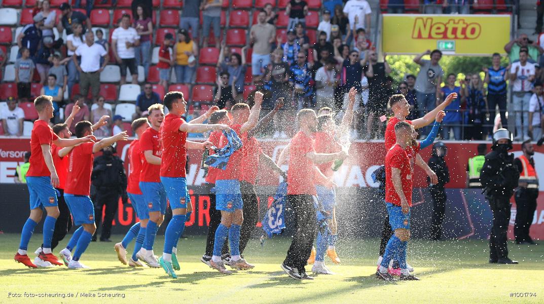 Zweite Liga, Zweite Bundesliga, Voetbal, Teamsport, Sport, Soccer, Regensburg, Saison 2022 2023, Profifußball, Männer, Mannschaftssport, Le Football, Herren, Germany, GER, Fußball, Futbol, Fussball, Fotball, Deutschland, DFL, DEU, Calcio, Jahnstadion, 2022/23, 2. Liga, 2. Fußball-Bundesliga, 2. FBL, 2. Bundesliga, 34. Spieltag, 1.FC, 1 FC Heidenheim 1846, SSV Jahn Regensburg - Bild-ID: 1001794 Zweite Liga, Zweite Bundesliga, Voetbal, Teamsport, Sport, Soccer, Regensburg, Saison 2022 2023, Profifußball, Männer, Mannschaftssport, Le Football, Herren, Germany, GER, Fußball, Futbol, Fussball, Fotball, Deutschland, DFL, DEU, Calcio, Jahnstadion, 2022/23, 2. Liga, 2. Fußball-Bundesliga, 2. FBL, 2. Bundesliga, 34. Spieltag, 1.FC, 1 FC Heidenheim 1846, SSV Jahn Regensburg - Bild-ID: 1001794